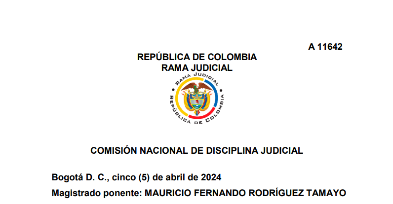 JurisprudenCol's tweet photo. La autonomía y la independencia del abogado de escoger su estrategia en el proceso y no cumplir las exigencias o complacencias de su cliente no configura una falta disciplinaria  

Nótese que, de acuerdo con el criterio del quejoso, era trascendental que su apoderado presentara la prueba trasladada de otro proceso ejecutivo, la cual, según su entender, extinguía la obligación que el demandante reclamaba como insoluta. Tal tesis, avalada por la decisión objeto de consulta, no puede ser confirmada por esta Comisión, pues a los profesionales del derecho se les permite ejercer el encargo profesional con autonomía en la toma de decisiones, en los argumentos y en las probanzas que de manera razonable consideren son las acertadas para defender los intereses de sus prohijados.

Al respecto, esta Comisión considera que tal comportamiento no constituye falta disciplinaria a la luz de lo previsto en la ley, ya que ninguna disposición normativa establece de manera puntual que excepciones debe proponer el apoderado del demandado en la contestación de una demanda ejecutiva, ni cuáles pruebas debe inexorablemente aportar a efectos de predicar de tal situación, algún incumplimiento o dejar de hacer una diligencia propia de la actuación profesional.

Resulta importante precisar que la falta analizada es ajena al contenido del acto procesal ejercido y, por tanto, no se tipifica alrededor de la calidad de la gestión que haga el apoderado en el proceso, o por el desacuerdo que la parte representada tenga para con la sustentación de la actuación, pues, lo contrario sería inmiscuirse en la libertad que tiene el abogado para desarrollar su mandato en virtud de la naturaleza de medio que tienen las obligaciones que adquiere

En este mismo sentido, en Colombia también es claro que la independencia y la autonomía profesional son pilares fundamentales, para que los abogados ejerzan de manera cabal y correcta su profesión. Pensar en cortapisas que cercenen tales atributos, definitivamente condenarían la abogacía a estar asida a unos límites que desnaturalizarían el ejercicio de una profesión liberal.

Así las cosas, no haber aportado una prueba al momento de excepcionar, no supone que el apoderado haya abandonado el deber de atender con celosa diligencia los encargos profesionales por cuanto tal conducta no encuadra en el tipo descrito como dejar de hacer oportunamente las diligencias propias de la actuación profesional.

En efecto, la falta imputada al abogado investigado guarda relación con el ejercicio oportuno de las diligencias propias de la actuación profesional, diligencias que en ningún caso cobijan la calidad o el contenido de la gestión, ni la evaluación de su resultado en el proceso, pues en tal caso se compromete el principio deontológico de la libertad profesional.

Fíjese como el a quo, pese a encuadrar la conducta sancionada en el verbo rector «dejar de hacer oportunamnete» una diligencia de la actuación profesional, en últimas termina reprochando y sancionando una supuesta omisión alrededor de la estructuración de la estrategia de defensa del disciplinado representada en no aportar una prueba que eventualmente hubiera sido favorable para su cliente, inmiscuyéndose así en el fuero de la estrategia profesional del jurista, que es, se insiste, de su exclusivo resorte.

Esa inferencia, a juicio de esta Comisión, transgredió el principio de legalidad en cuanto a la estructuración típica de la falta disciplinaria imputada al sancionado, la que de acuerdo con la ley y con la interpretación jurisprudencial antes explicada, se configura sobre la base de los ritos y formas procesales dejados de hacer, que se encuentran establecidos en la ley adjetiva, plausibles de ser ejercidos en favor del representado por parte de su apoderado.

En consonancia con lo expuesto, la Comisión considera que el comportamiento reprochado del disciplinable, no se adecúa a la descripción típica descrita en el numeral 1.° del artículo 37 de la Ley 1123 de 2007, puntualmente porque no aportar una prueba trasladada de otro proceso, a un proceso ejecutivo en el que se ejercía la defensa de la parte demandada, no encuadra en la falta consistente en «dejar de hacer oportunamente las diligencias propias de la gestión profesional», siendo así, la conducta investigada y sancionada complemente atípica.

Portal de actualización Jurisprudencial. Solicita tu suscripción aquí 👉 https://t.co/LAQoZz9cUI