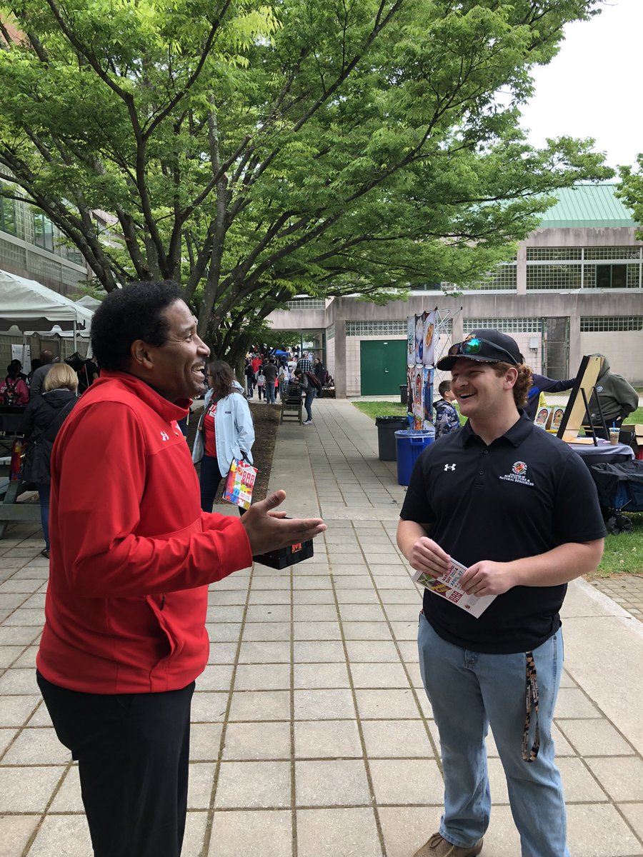 You know it’s a magical #MarylandDay when @President_Pines starts his day off with you! Thank you to our fearless leader for stopping by to celebrate at Ag Day Avenue! #AGNRTerps