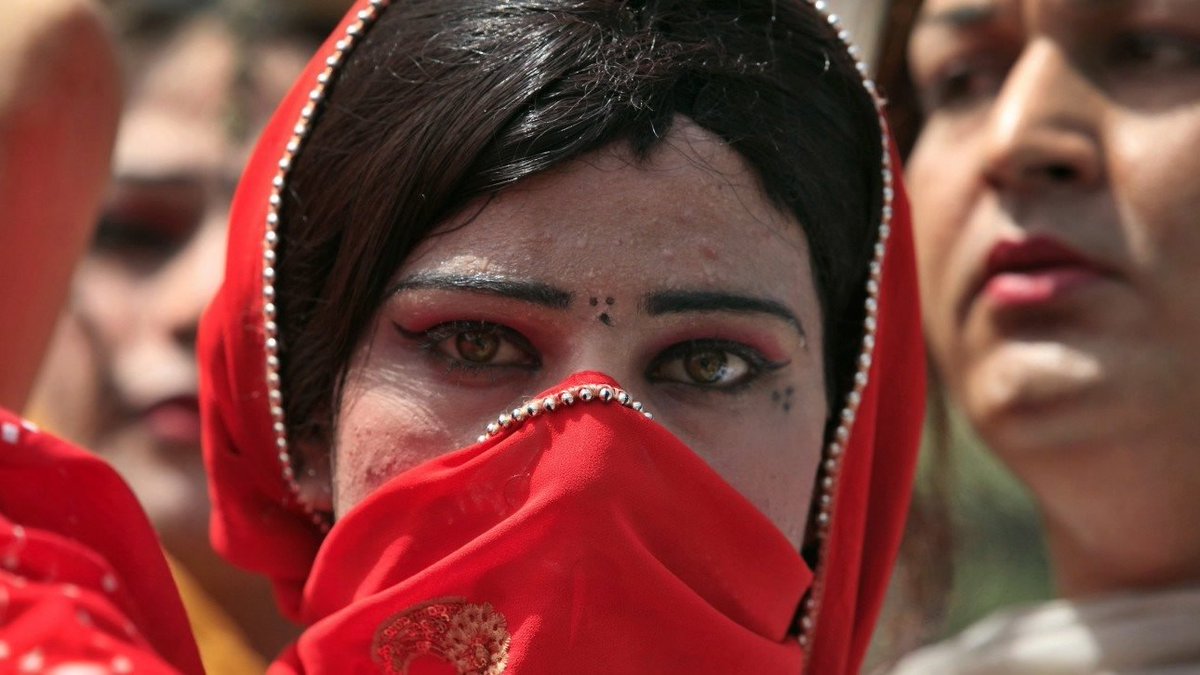 کاش ہمیں Transgenders کے بارے میں ارُندھتی رائے کے الفاظ ' مقدس روحیں جو غلط جسموں میں قید ہیں' سمجھ آ جائیں تو معاشرے میں ان کو عزت کا مقام دیتے جھجھک محسوس نہ ہو۔