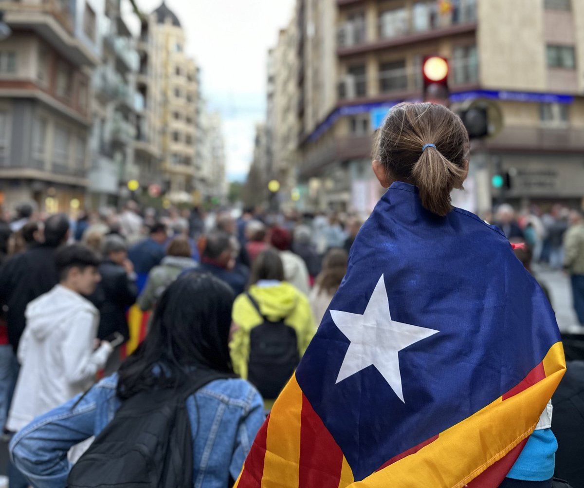 Avui a València per celebrar el 25 d’abril i reivindicar el país, la llengua i la cultura. No podran res davant un poble unit, alegre i combatiu! ✊