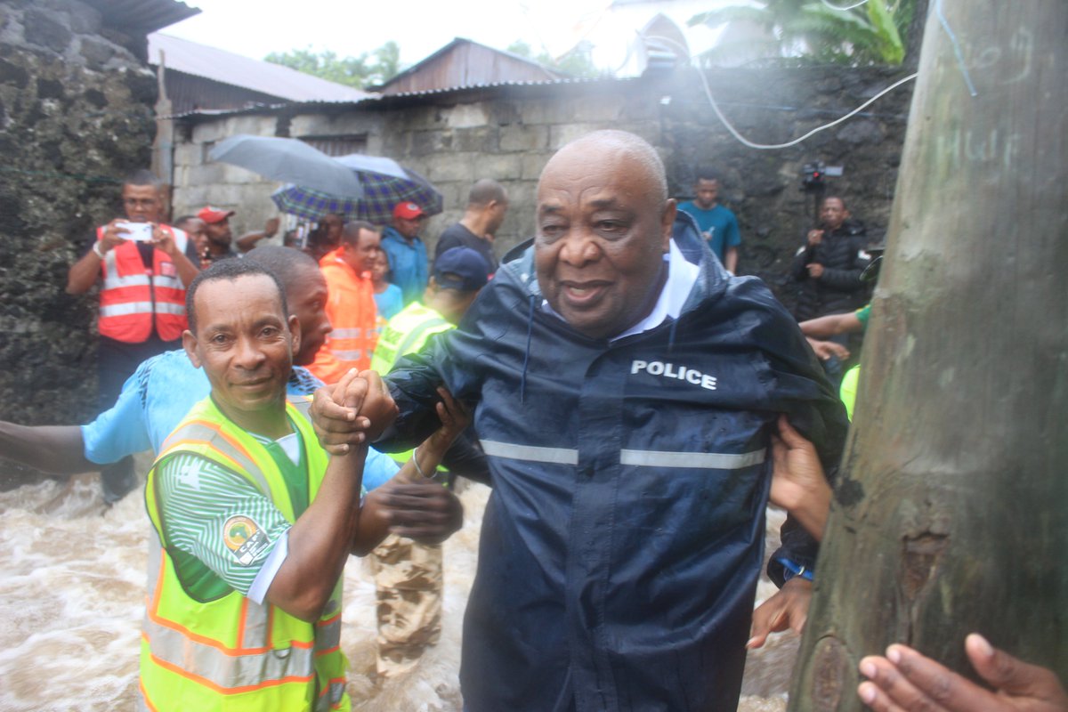 YoussoufaMdAli's tweet photo. Après avoir constaté de visu l'impact des #inondations à Bangoi-Hambou, j'ai pris le temps avec le Ministre de l'Interieur de rencontrer les habitants pour comprendre leurs besoins et leurs préoccupations. 
Notre première priorité est d'être aux côtés de la #population en ces moments difficiles.
Selon les premières évaluations, nous avons 69 maisons détruites, 34 maisons inondées et 163 personnes déplacées. Nous allons donc répondre à cette #urgence rapidement et de manière efficace. 
Je saisis cette occasion pour remercier le DG de la sécurité civile et le DG de la #Police pour leur mobilisation et engagement. Je tiens à rassurer la population que La Direction Générale de la Sécurité Civile (#DGSC) et la police restent en alerte permanente pour intervenir en cas d'urgence et assurer la protection des populations. 
Nous aussi restons vigilants face à toute évolution de la situation et sommes prêts à agir rapidement.