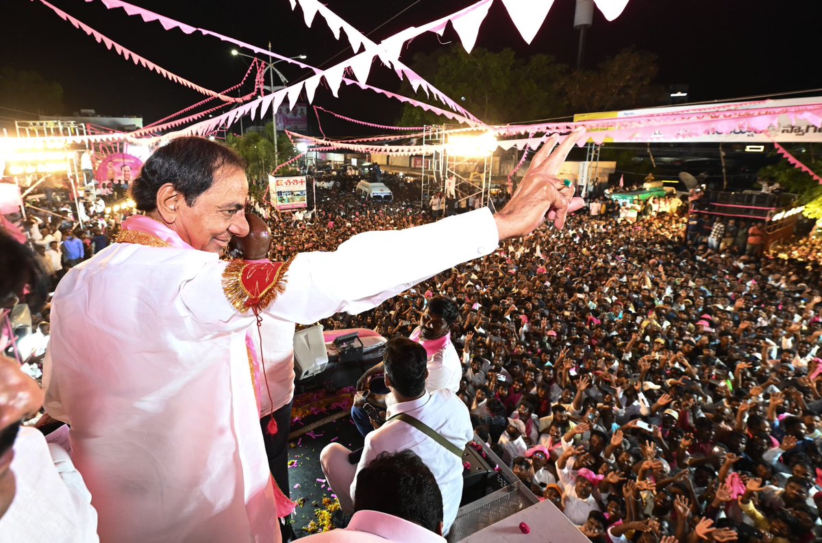 RSPraveenSwaero's tweet photo. అశేష జనవాహిని సాక్షిగా నాగర్ కర్నూల్ లో నన్ను ఆశీర్వదించిన తెలంగాణ తొలి ముఖ్యమంత్రి, @BRSparty అధినేత శ్రీ కేసీఆర్ గారికి హృదయపూర్వక ధన్యవాదాలు. నన్ను దీవించడానికి తరలి వచ్చిన వేలాది మంది ప్రజలకు, బీఆరెస్ శ్రేణులకు పాదాభివందనాలు. మీ రుణం తీర్చుకోవడానికి దొరికిన ప్రతి అవకాశాన్ని వినియోగించుకుంటానని ప్రమాణం చేస్తున్నాను.🙏

Enjoy the exciting visuals of today’s roadshow of Sri KCR ji in #NagarKurnool Parliamentary constituency. Some visuals do not need description. They just have to be experienced. And they are not only part of the history, but also change the destiny of people. These was some of those such transformative visuals. Thanks a million, KCR sir. We will win NagarKurnool at any cost.✊

आज नागरकुरनूल शहर में केसीआर जी का शानदार  और इतिहासिक रोड शो। 
@KTRBRS 
#KCRPoruBaata 
#RSP4NagarKurnool