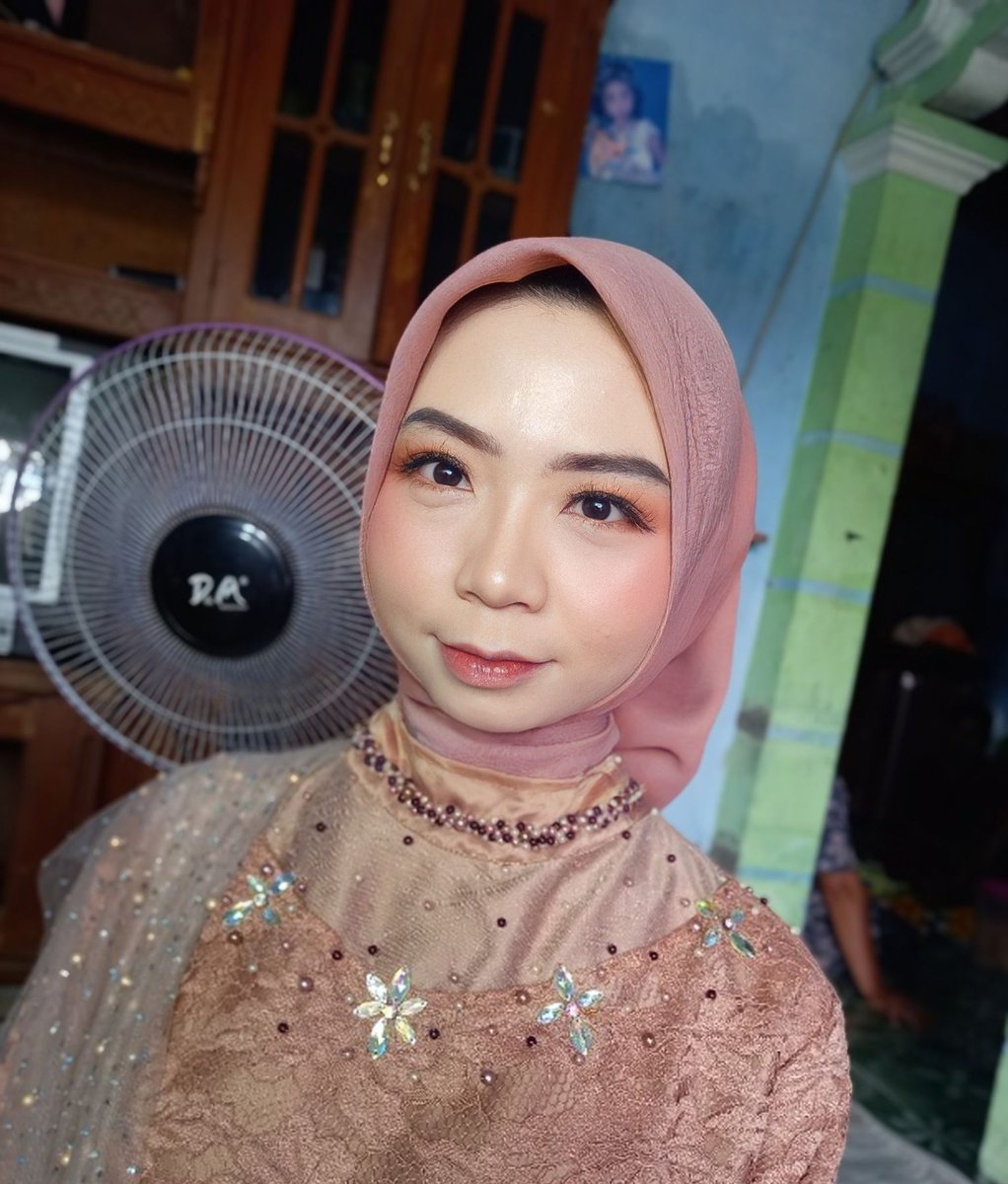 Deliaaaaa10's tweet photo. Yang lagi cari makeup buat wisuda, lamaran, prewedding, bridesmaid bolehh dm yaa guys
Harga utk makeup mulai dari 150k an aja , include hijab do
Ig : adelmakeupgallery 
Lokasi indramayu 🥰 https://t.co/dWMAOewA8v