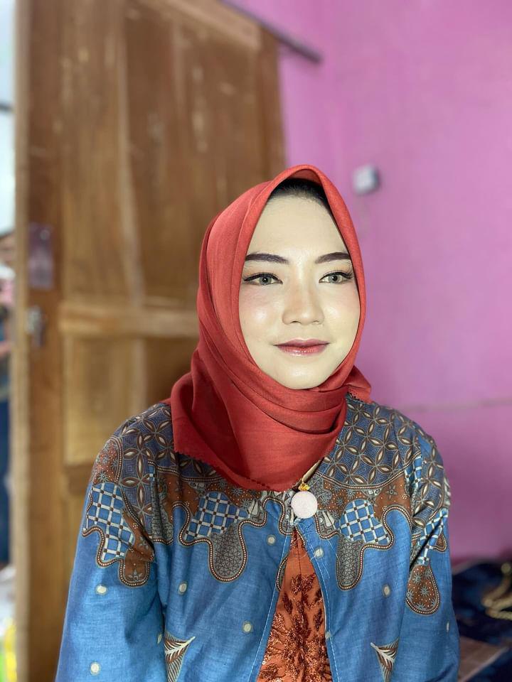 Deliaaaaa10's tweet photo. Yang lagi cari makeup buat wisuda, lamaran, prewedding, bridesmaid bolehh dm yaa guys
Harga utk makeup mulai dari 150k an aja , include hijab do
Ig : adelmakeupgallery 
Lokasi indramayu 🥰 https://t.co/dWMAOewA8v