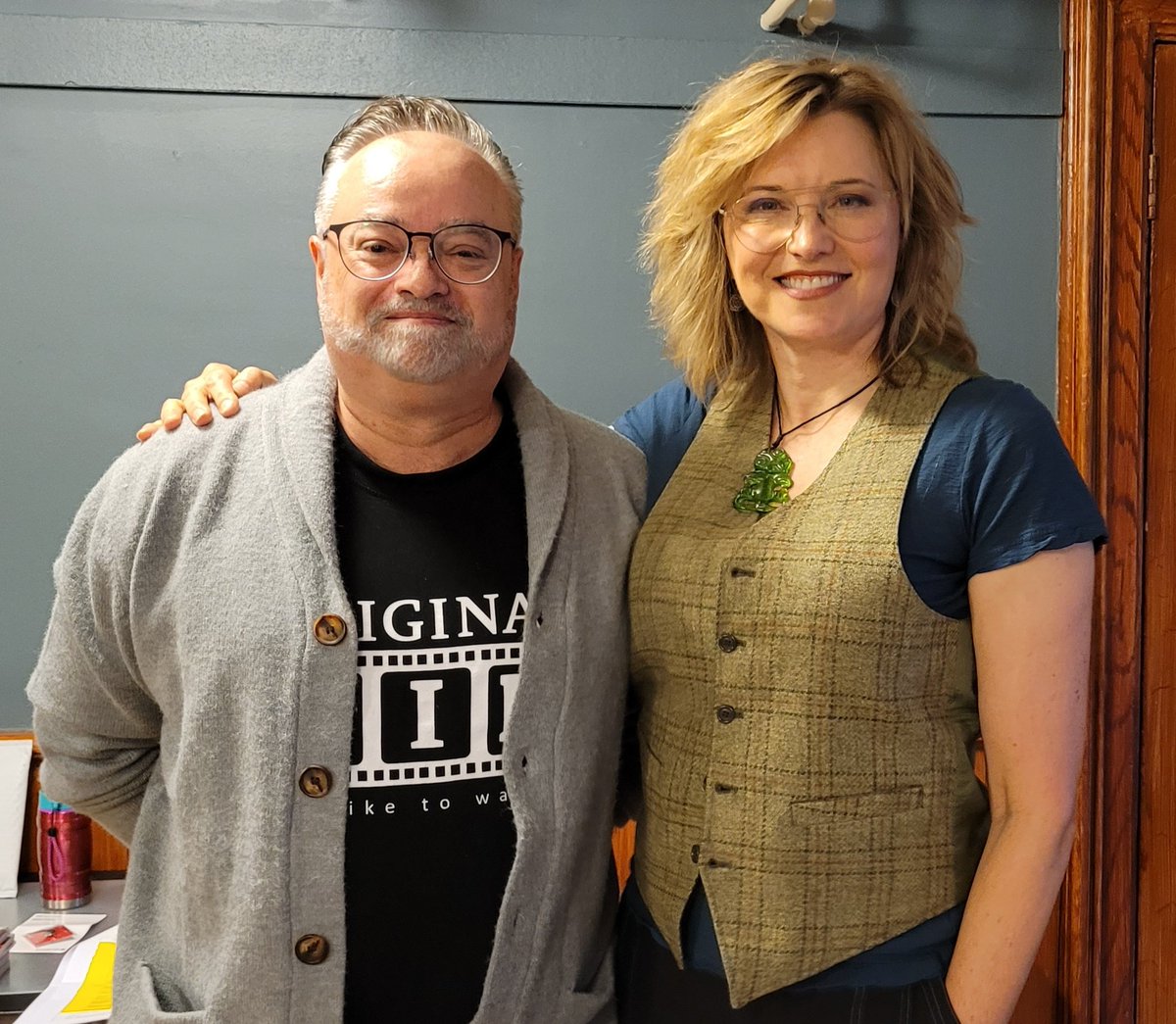 Enjoyed interviewing @RealLucyLawless this afternoon, as you can tell by the expression of dumbfoundery on my face! 

Make sure you see #NeverLookAway at @HotDocs next week.