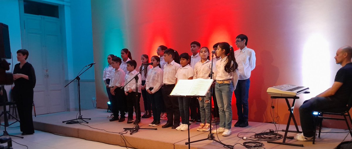 coro_chaco's tweet photo. Muy agradecidos por la invitación, pasamos un hermoso momento en el Centro Cultural y Religioso Tupasy en la ciudad de Corrientes.  
#NiñosYNiñasCantores
#InstitutoDeCultura https://t.co/AYgduyWHSu