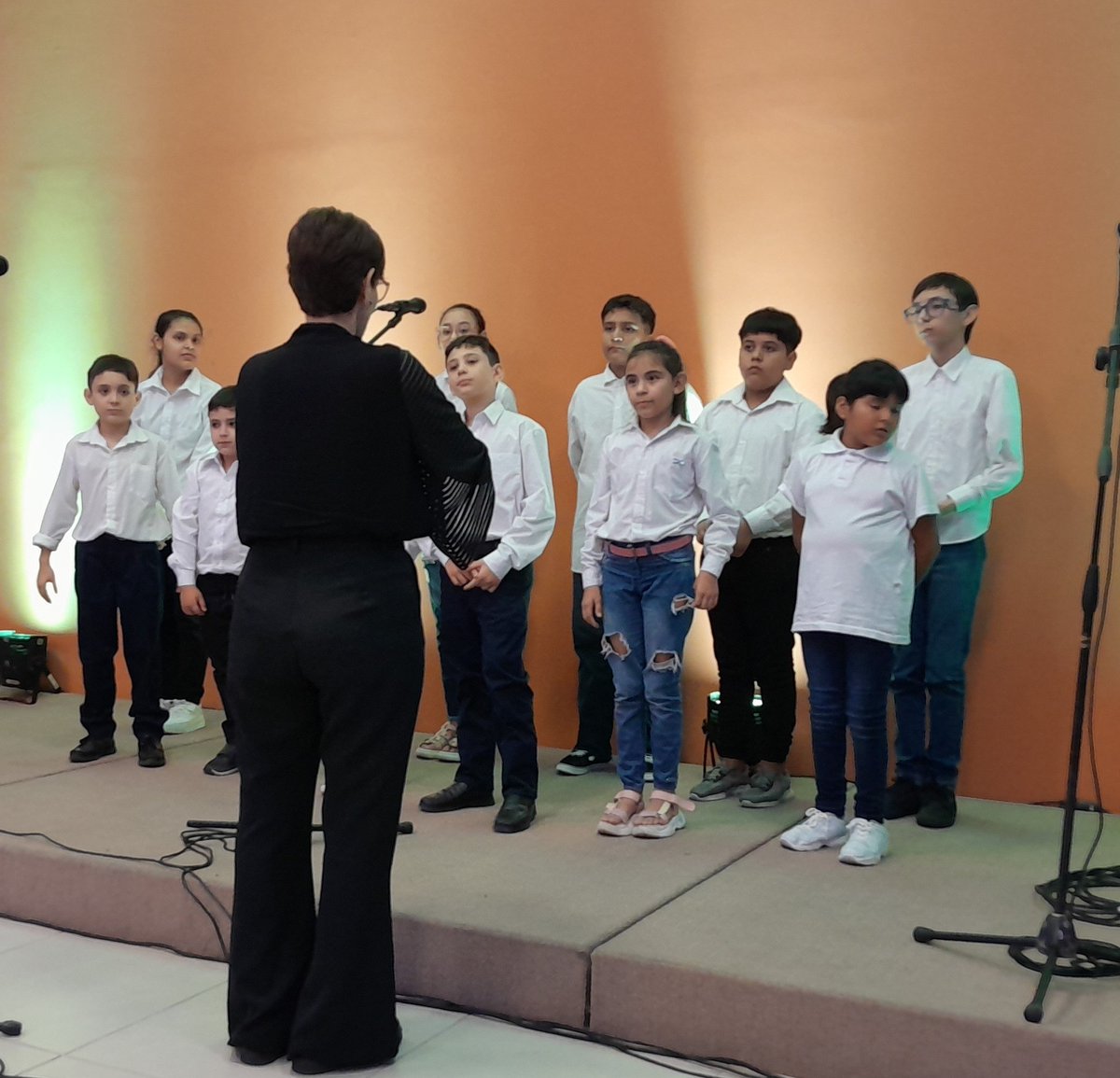 coro_chaco's tweet photo. Muy agradecidos por la invitación, pasamos un hermoso momento en el Centro Cultural y Religioso Tupasy en la ciudad de Corrientes.  
#NiñosYNiñasCantores
#InstitutoDeCultura https://t.co/AYgduyWHSu