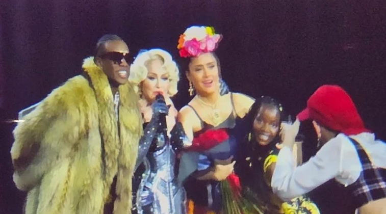 A rainha @Madonna encerrou ontem (26) a temporada de shows que fez no México e, durante o baile de “Vogue”, convidou ao palco a atriz Salma Hayek! Ela caprichou na fantasia e se vestiu de Frida Khalo, uma das maiores referências da própria Madonna! Vem assistir no site!…