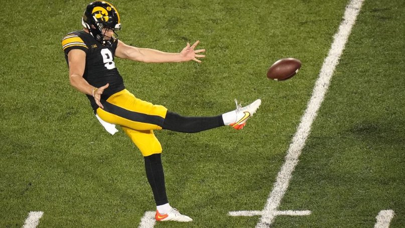 The Bears Didn’t Just Draft a Punter, They Drafted the Best One in Iowa’s Tory Taylor bleachernation.com/bears/2024/04/…