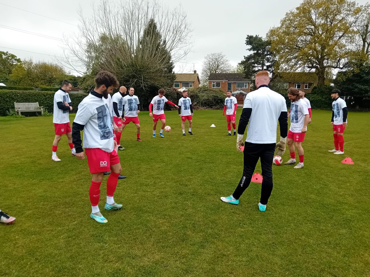 New warm up tops for the 1st team today, courtesy of @ChrisRo33992226 featuring @Liambevis