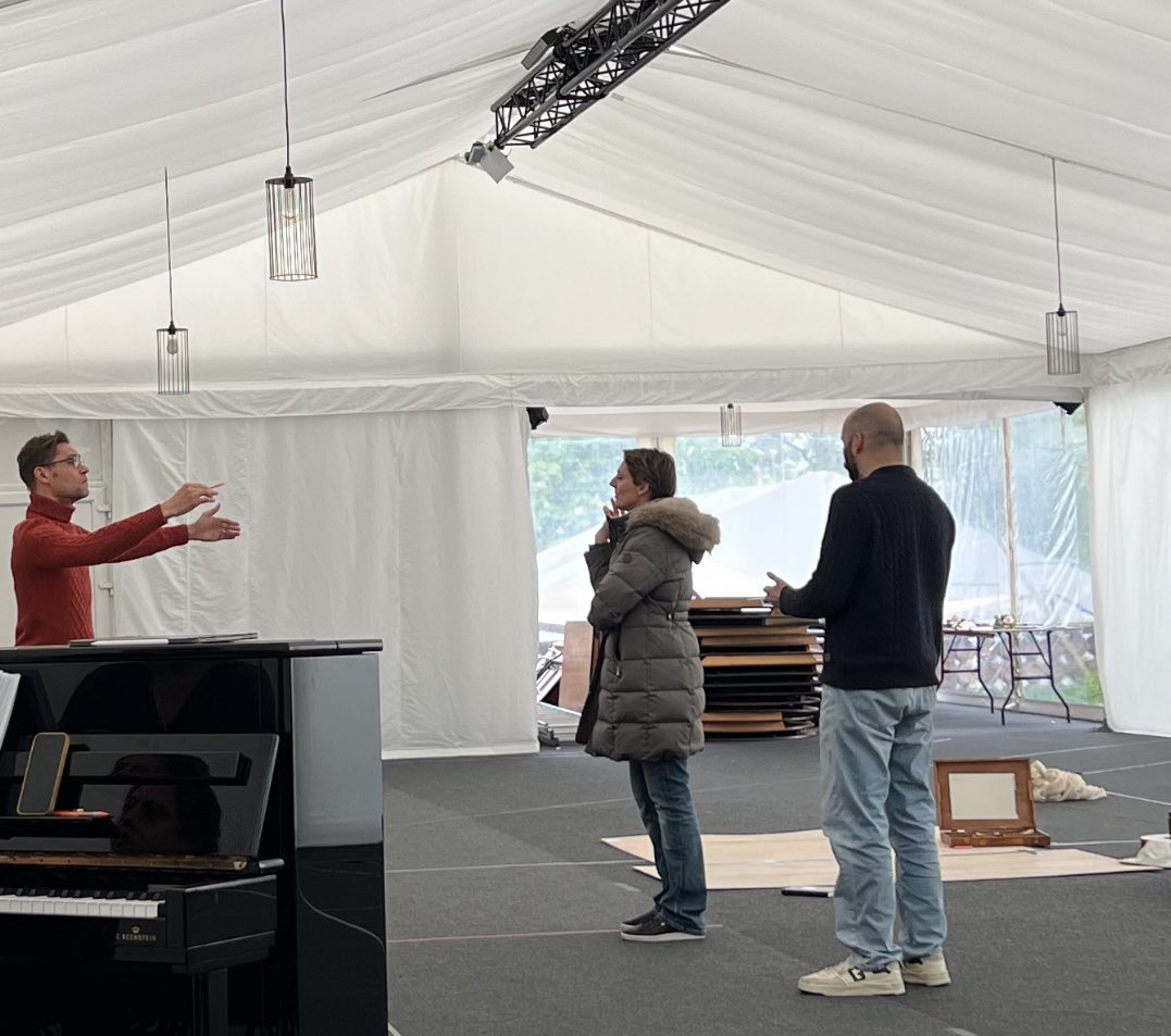Lovely atmosphere & beautifully detailed work in 2 @operahollandpk rehearsal rooms at the end of the first week of prod rehearsals. At Tosca Stephen Barlow & @MatthewKWaldren with Amanda Echalaz & José de Eça and Paul Grant & @heather_lowe14 with Barber Director @CeciliaStinton