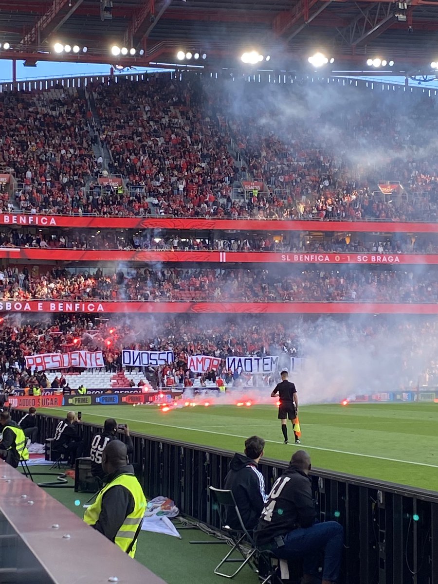 só prejudicam o benfica. se o vosso amor não tivesse limites, não faziam esta vergonha. são a vergonha do clube.