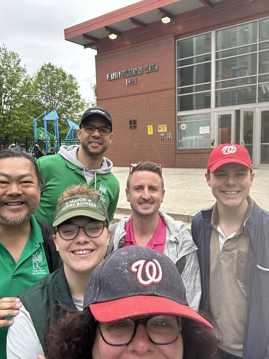 Thanks @nigro4dc, @Ward2GraceR, and @CleanCityDC for hosting a cleanup in Shaw! Commissioner Nigro and I came back to 2G04 and picked up two full bags of trash. Let’s all work together to keep our community clean by disposing of our trash and recycling responsibly. ♻️🌎