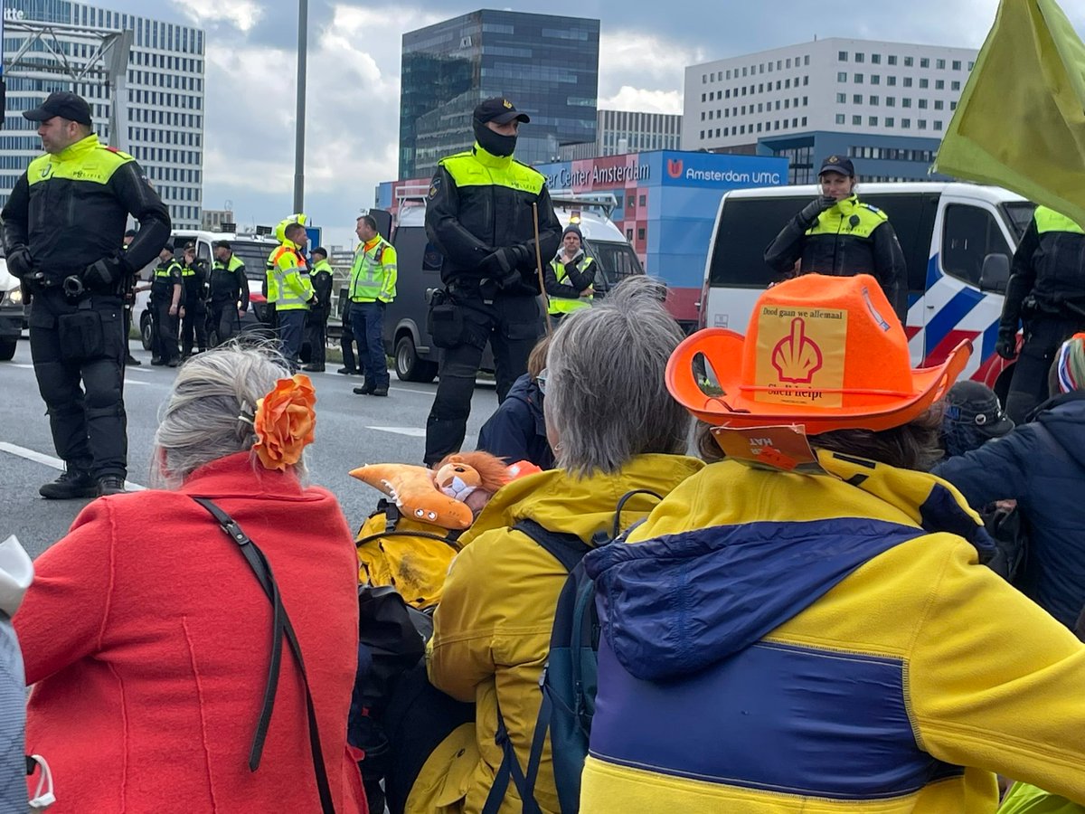 No matter how many times @NLRebellion are arrested and taken away by buses, they keep coming back.

Their demand of @ingnl is simple and reasonable: immediately stop all financing the fossil industry.

#StopFossieleFinanciering