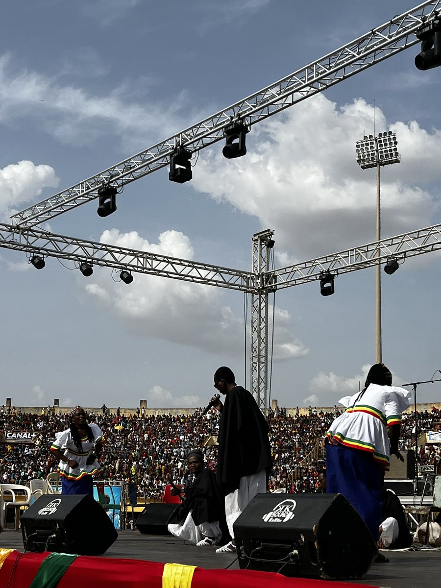 PNUD_BFA's tweet photo. 🎶 La diversité culturelle s’épanouit à Bobo Dioulasso lors de la #SNC2024 ! L’hymne national résonne, les régions défilent avec fierté, et le carnaval enflamme le stade! 🥁🎨📣 #UniParLaCulture https://t.co/AdOPR6Bg9n