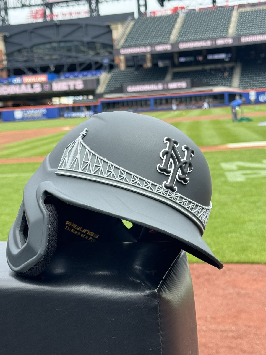 The Mets COOKED with their City Connect helmets. 🔥 (Via: @SNY_Mets)