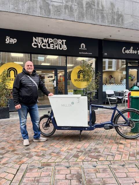 Piloting an e-cargo bike for hire from <a href="/spokesafe/">Spokesafe</a> in Newport thanks to a generous 6 months loan from <a href="/nickmiller_/">Nick Miller</a> <a href="/miller_research/">Miller Research</a> . Launching soon !
Who needs a car when you can borrow this to pick up bags of compost, your laundry, or anything else !