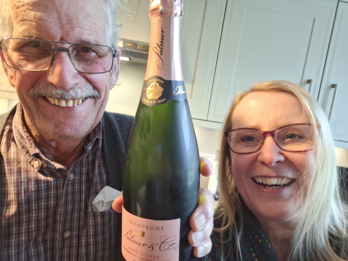 Rounding off a fabulous publication week for #TheHolidayEscape with my wonderful dad and a bottle of fine fizz! Huge thanks to everyone who has made this such a memorable time! 🎉🍾🎉🍾🎉🍾🎉🍾🎉