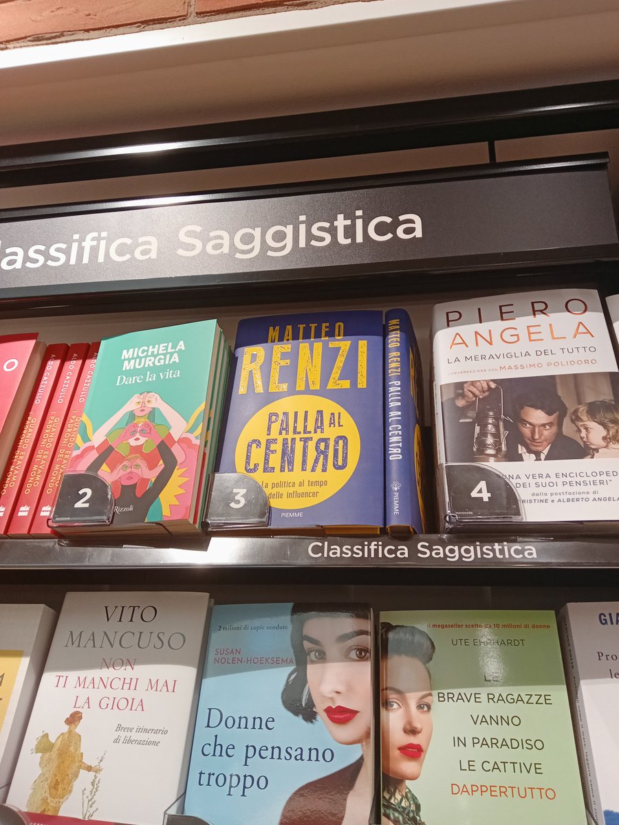 'Palla al centro' di Renzi ancora al terzo posto dei libri di saggistica più venduti