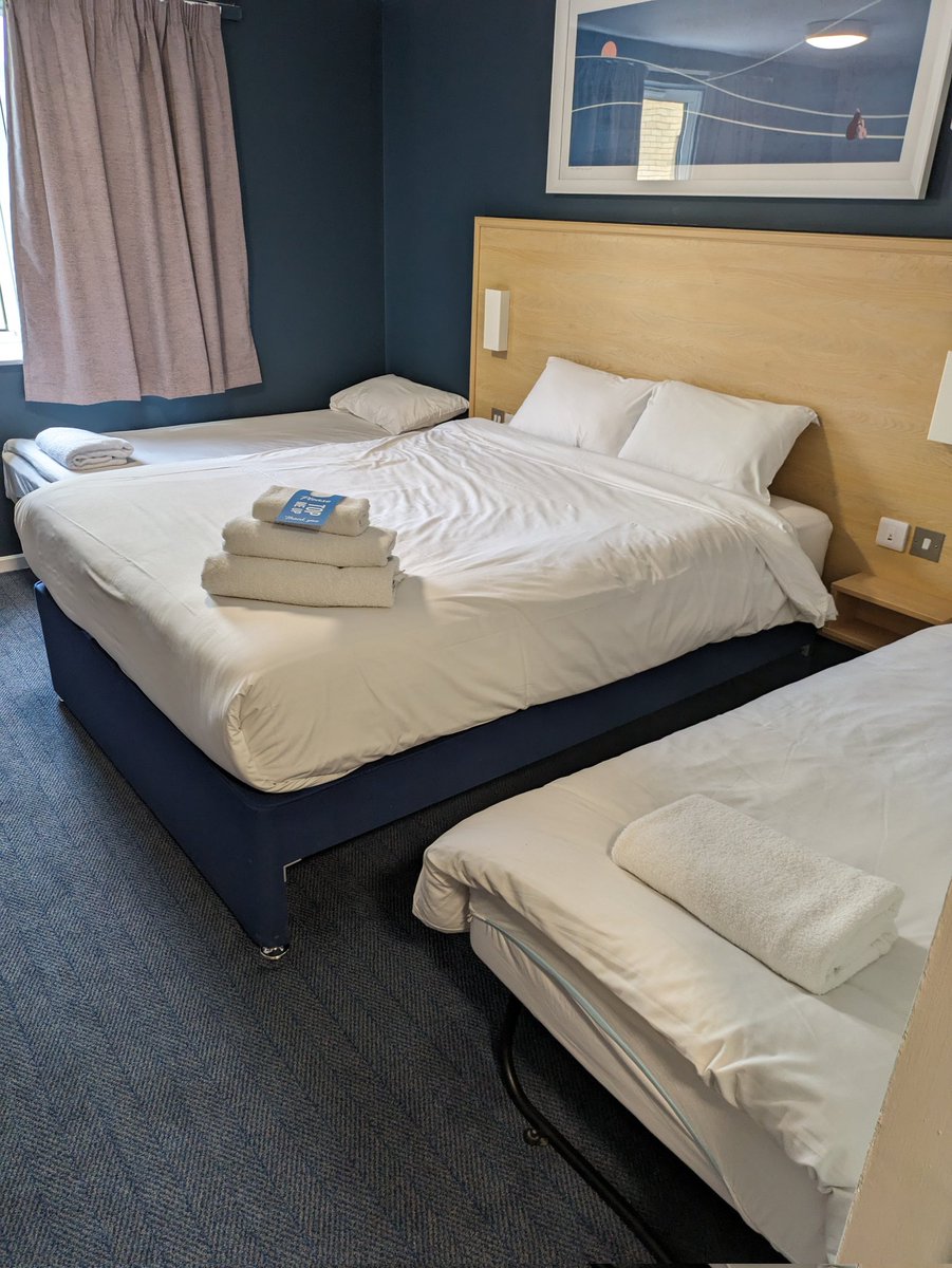 Why say no guests allowed to me and then give a room with several beds! This is highly unfair 😝🤣