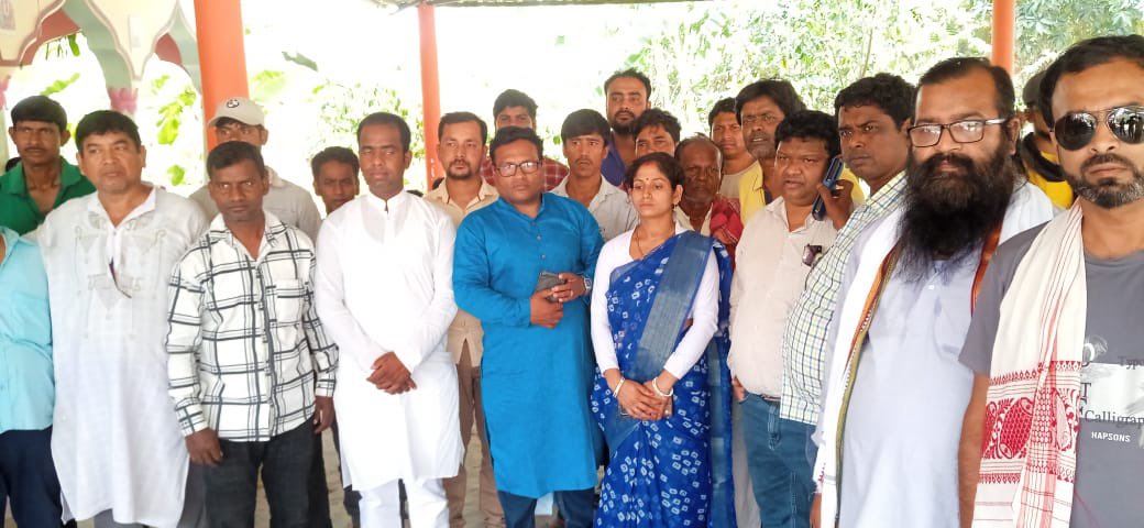 Today, our leader Shri Mukul Chandra Bairagya held a door-to-door campaign in support of our candidate from Maldaha Uttar, Shri Prasun Banerjee. The eager participation of the people underscored their fervent desire to secure a resounding victory for the Joraphool candidate!