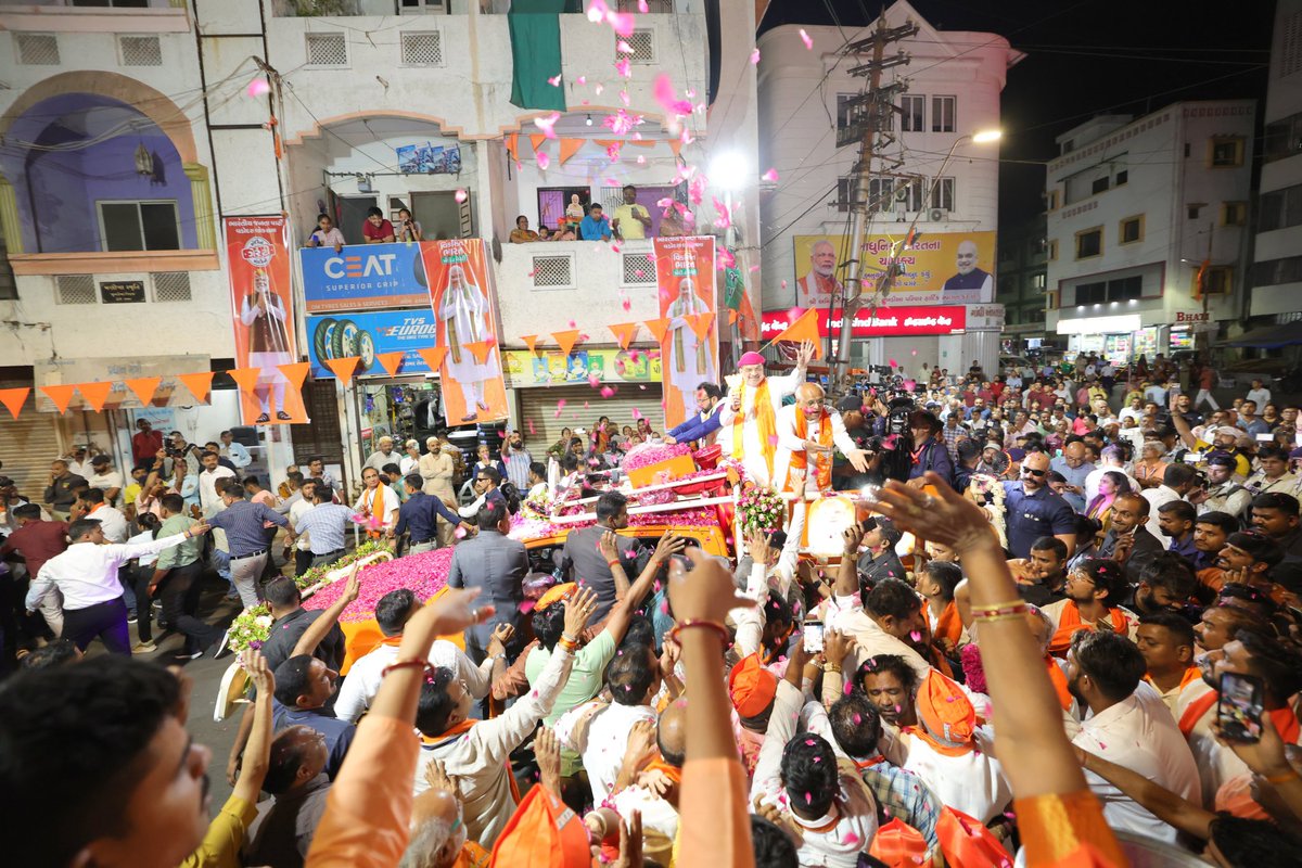 🪷 વડોદરાવાસીઓએ વરસાવેલા વ્હાલ માટે હૃદયપૂર્વક આભાર ! 🪷

🪷 ગુજરાતીઓએ ભારતીય જનતા પાર્ટીને અપાર પ્રેમ આપ્યો છે. આજરોજ વડોદરામાં આયોજિત માનનીય કેન્દ્રીય ગૃહ અને સહકારિતા મંત્રી શ્રી <a href="/AmitShah/">Amit Shah</a> સાહેબના રોડ-શોમાં માનનીય મુખ્યમંત્રી શ્રી <a href="/Bhupendrapbjp/">Bhupendra Patel</a> જીની સહ ઉપસ્થિતિમાં
