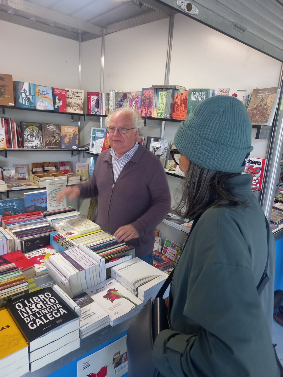 Na inauguración da #FeiradoLibro xunto a @mrosonf na Alameda co lema ‘Atopa a túa historia’ Cantas veces ao ler un libro temos esa extraña sensación de que o poderiamos ter escrito nós mesmos? Animádevos a atopar a vosa historia ou, senón, unha que vos entreteña ou emocione