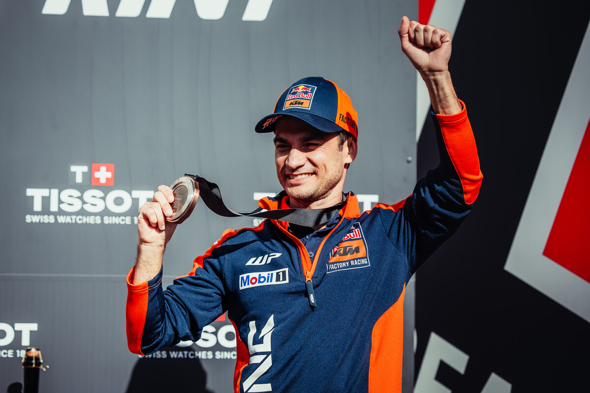germax33's tweet photo. Las fotos de Dani Pedrosa recogiendo la 🥉 de tercer clasificado en la sprint de #MotoGP #SpanishGP en Jerez https://t.co/2VwGJd2u4P