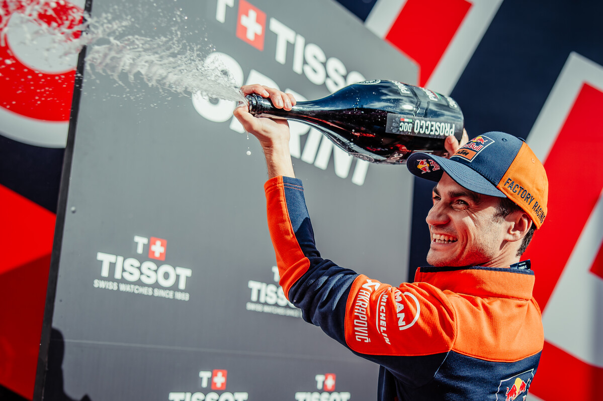 germax33's tweet photo. Las fotos de Dani Pedrosa recogiendo la 🥉 de tercer clasificado en la sprint de #MotoGP #SpanishGP en Jerez https://t.co/2VwGJd2u4P
