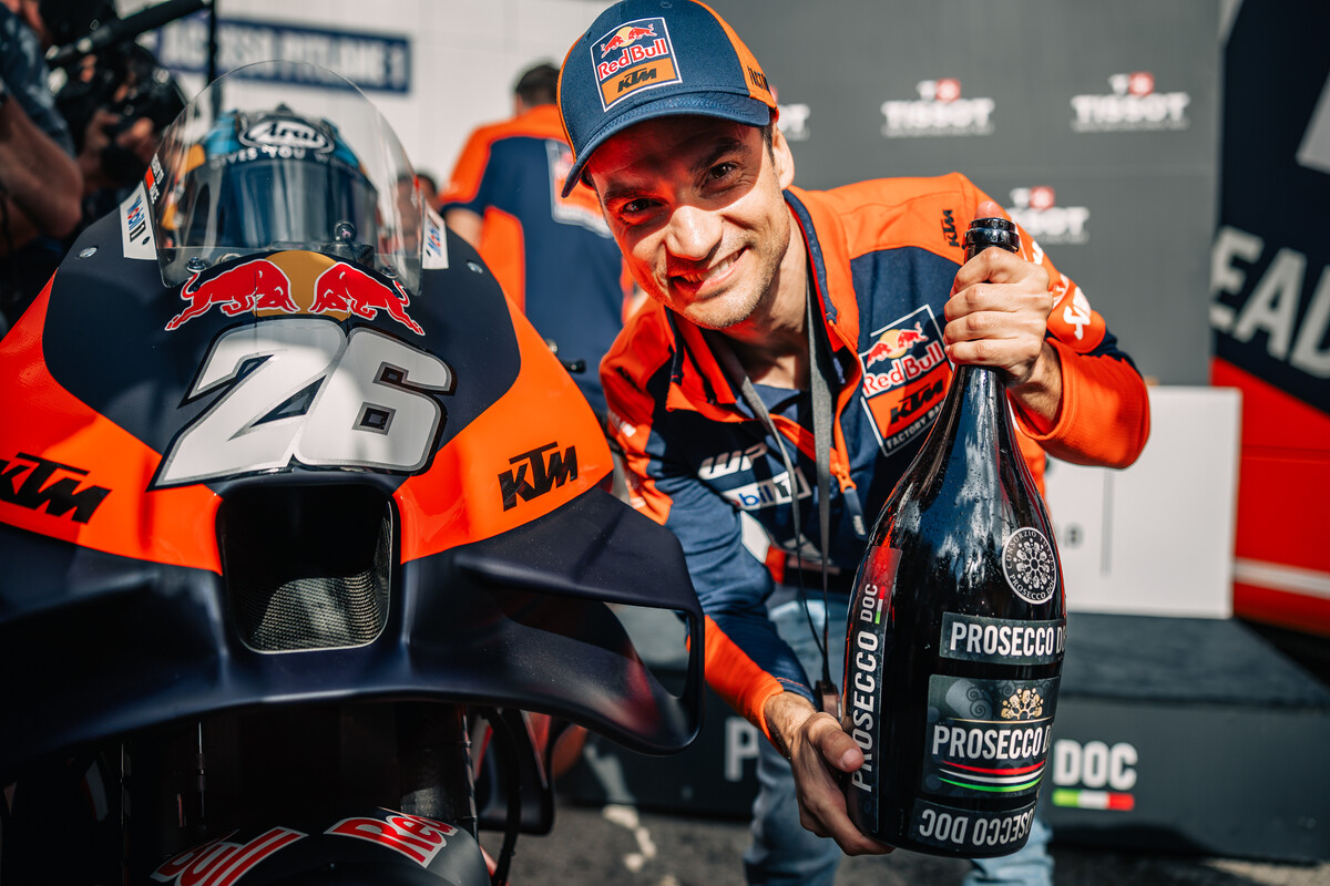 germax33's tweet photo. Las fotos de Dani Pedrosa recogiendo la 🥉 de tercer clasificado en la sprint de #MotoGP #SpanishGP en Jerez https://t.co/2VwGJd2u4P