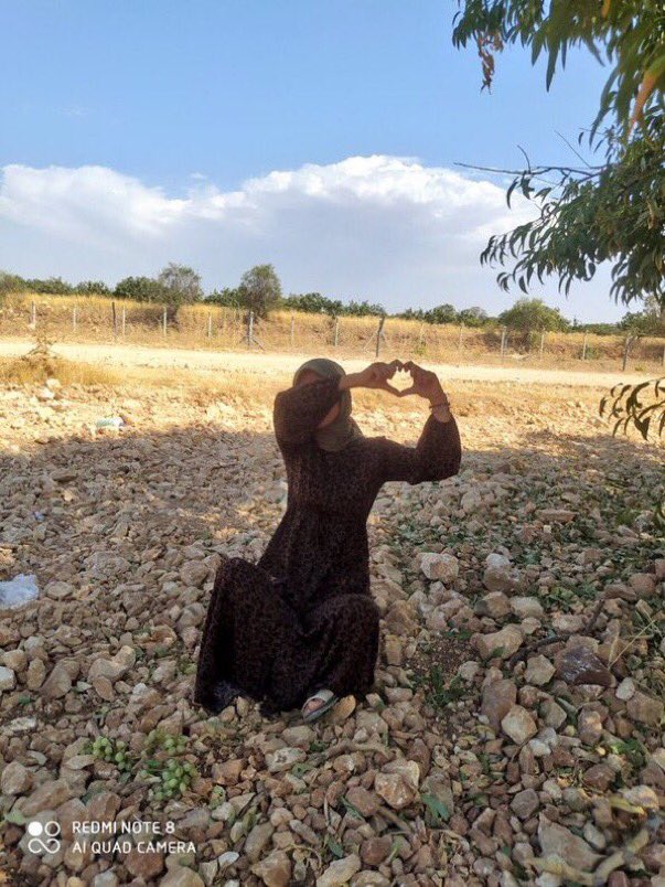 AŞK deseler❤️ Ben AŞKIMI ona adadım derdim. Çok UZAK deseler... Ben bu KALPTE İKİ ŞEHİR çizdim... Adını “GİZLİ ”, soyadını “SEVDAM” koydum derdim. VE …eklerdim BEN BU AŞKI YAŞANIP BİTSİN DİYE DEĞİL, Yüreğimde alevlensin 🔥 Büyüsün diye YAŞADIM derdim✍️ ♥️Aşkla Mutlu Akşamlar