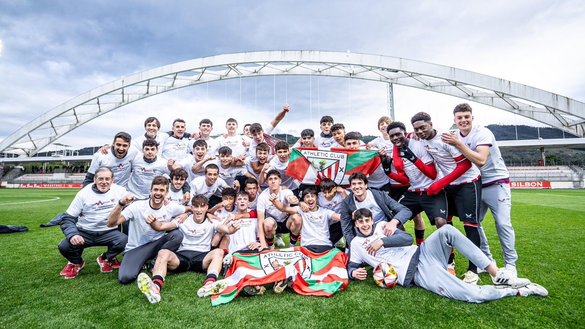 AthleticClub's tweet photo. CANTERA I El Juvenil A, campeón de División de Honor tras vencer al @SantutxuFC en Lezama.

👏 Premio al gran trabajo y al aprendizaje de toda la temporada. ¡A seguir mejorando y creciendo cada día!

🏆 ZORIONAK, TXAPELDUNAK!

#AthleticLezama 🦁 https://t.co/uuYCcMKY2s