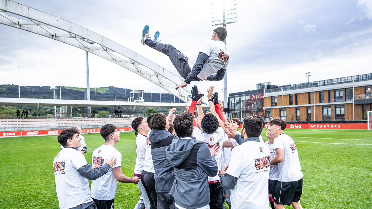 AthleticClub's tweet photo. CANTERA I El Juvenil A, campeón de División de Honor tras vencer al @SantutxuFC en Lezama.

👏 Premio al gran trabajo y al aprendizaje de toda la temporada. ¡A seguir mejorando y creciendo cada día!

🏆 ZORIONAK, TXAPELDUNAK!

#AthleticLezama 🦁 https://t.co/uuYCcMKY2s