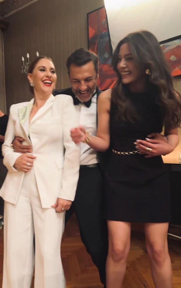 Amei essa foto deles

#EvrimAlasya & #BarışKılıç & #SılaTürkoğlu