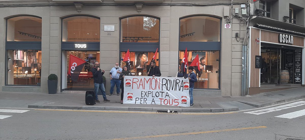 Avui protestant davant de @tousjewelry de #Manresa pels acomiadaments del Taller Ramon Rovira de #Berga, subcontracta de Tous, que no respecta els drets laborals (en especial tòxics) ni els drets fonamentals a sindicar-se.