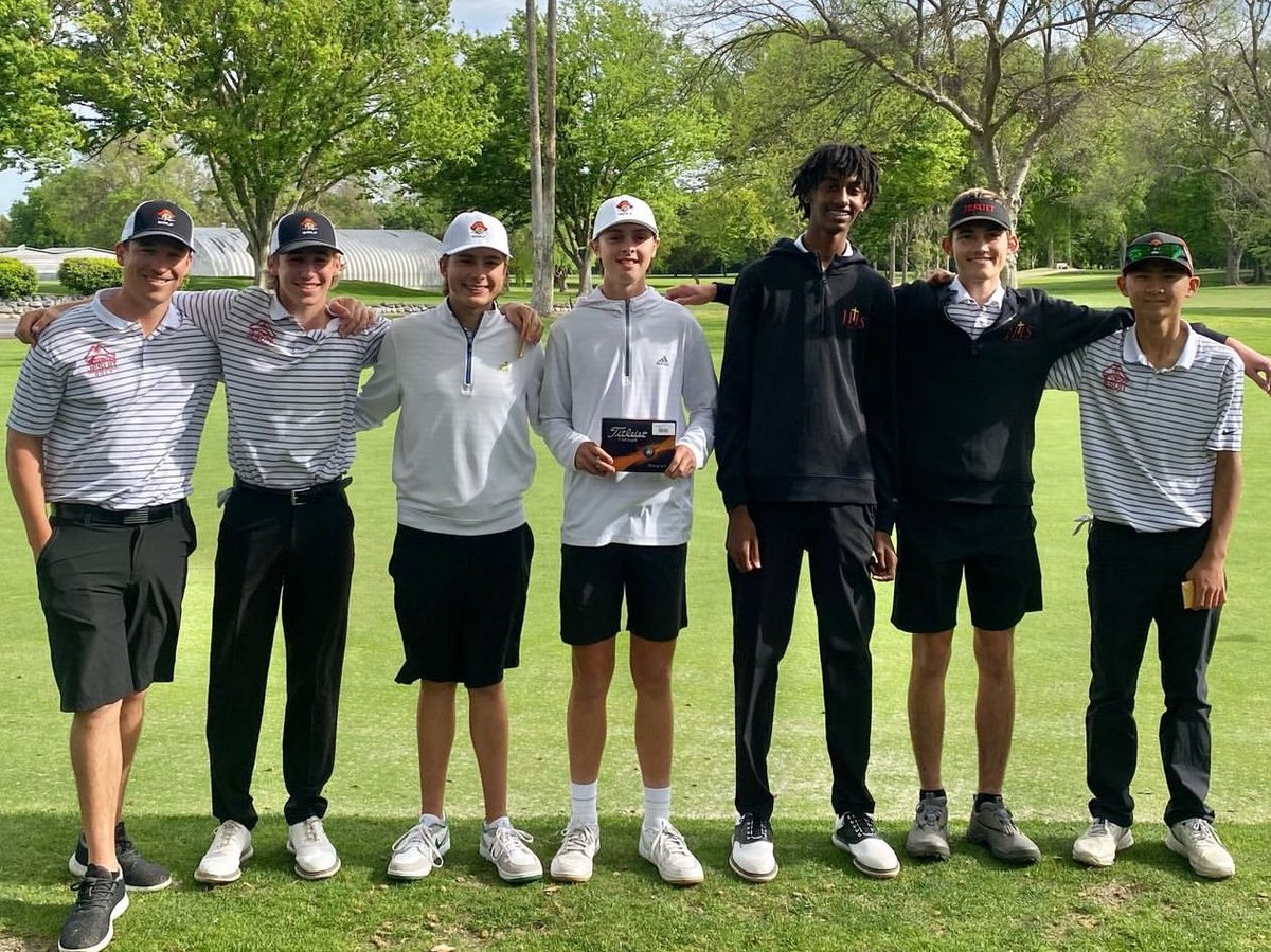 JV Golf clinched victory in the league tournament this week and had the top 3 finishers in the event! 🏆Sophomore Evan Morton earned
the medalist title with freshmen Brandon Chou and Hayden Kalmbach securing 2nd and 3rd place respectively. ⛳️ #JesuitGolf #LeagueChampions