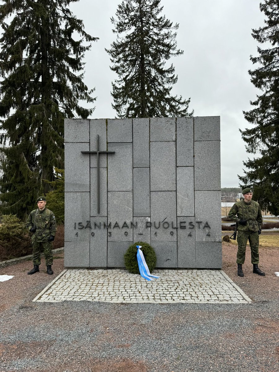 Minulla oli ilo ja kunnia edustaa <a href="/PorinPR/">Porin prikaati</a>:a kansallisen veteraanipäivän juhlallisuuksissa Kankaanpäässä. Seppeleen laskivat kanssani valtiopäiväneuvos Anssi Joutsenlahti ja kirkkoherra Mika Kyytinen. Ikuinen kiitos tammenlehväsukupolvelle.