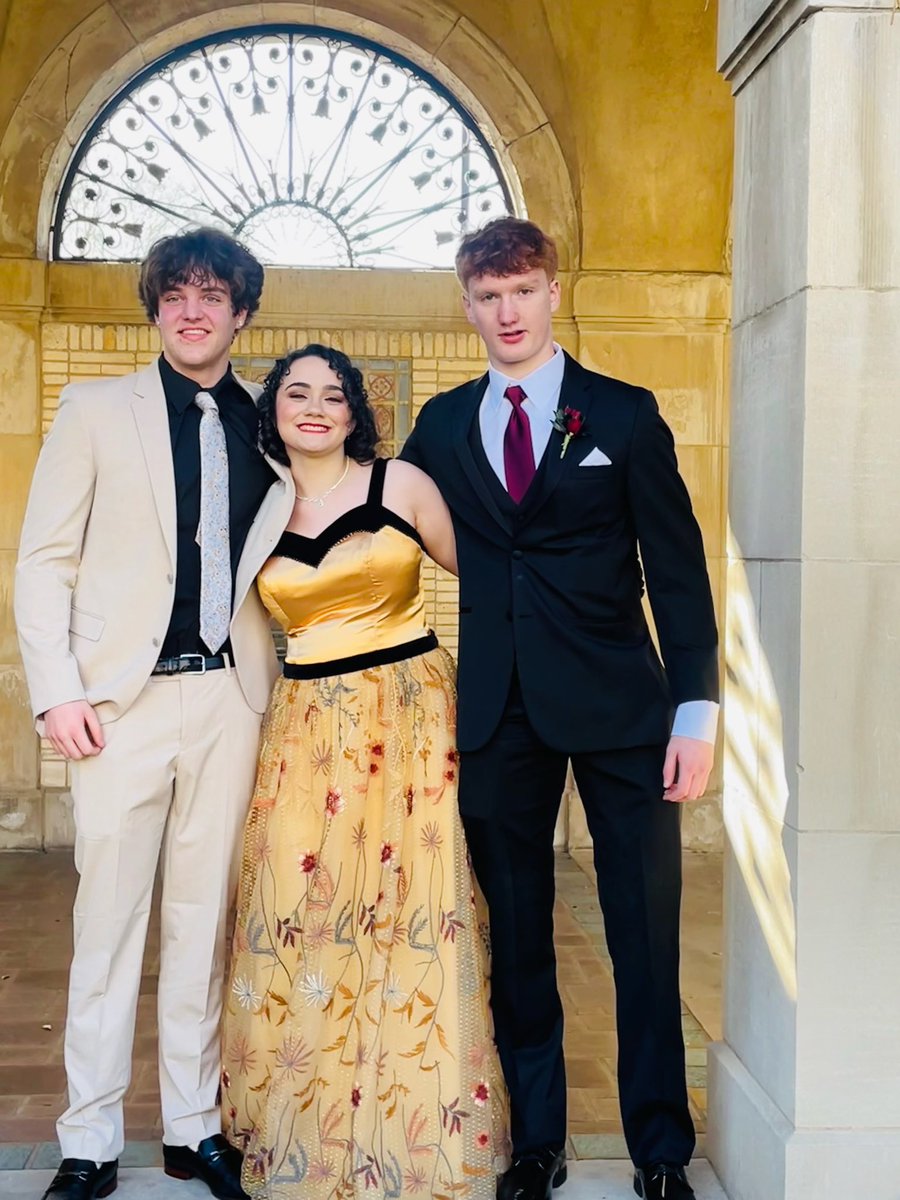 Pre-prom photos #2 and the weather held out for pictures!! 💚💛💃🏻 🕺🏾#greatthingshappenatoly #weareolympia #prom2024✨️ @MrJonesOLY @loray_gcsd_ap @HarringtonOLY