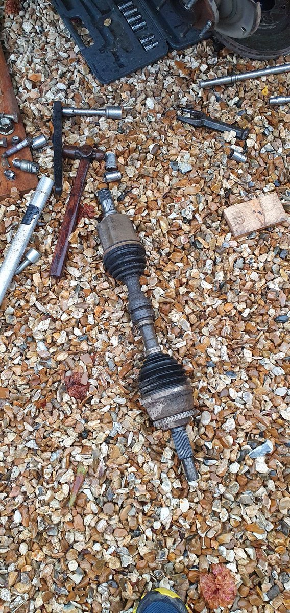 martinglester's tweet image. Wobbly driveshaft out... Did anyone say sheared abs sensor bolt? #fucksticks #bugger
