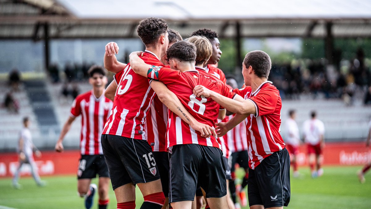 AthleticClub's tweet photo. CANTERA I El Juvenil A, campeón de División de Honor tras vencer al @SantutxuFC en Lezama.

👏 Premio al gran trabajo y al aprendizaje de toda la temporada. ¡A seguir mejorando y creciendo cada día!

🏆 ZORIONAK, TXAPELDUNAK!

#AthleticLezama 🦁 https://t.co/uuYCcMKY2s