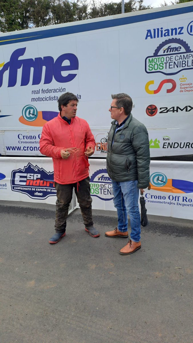 🏍 Hoxe, o noso concelleiro, @jrdelafuente, estivo nas probas de Enduro que se celebraron na contorna do estadio *Verónica Boquete', 🏁 Acompañando ao presidente da Federación Galega de Motociclismo, José Canda, puido desfrutar dunha emocionante tarde. #MáisSantiago