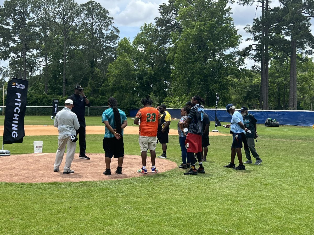 I know it’s Draft Weekend, but one of the coolest things I’ve ever seen: Marquis Grissom and other former big leaguers from The Players Alliance in town to teach our @WalkOffJax coaches the finer points of baseball coaching. What an awesome gesture.