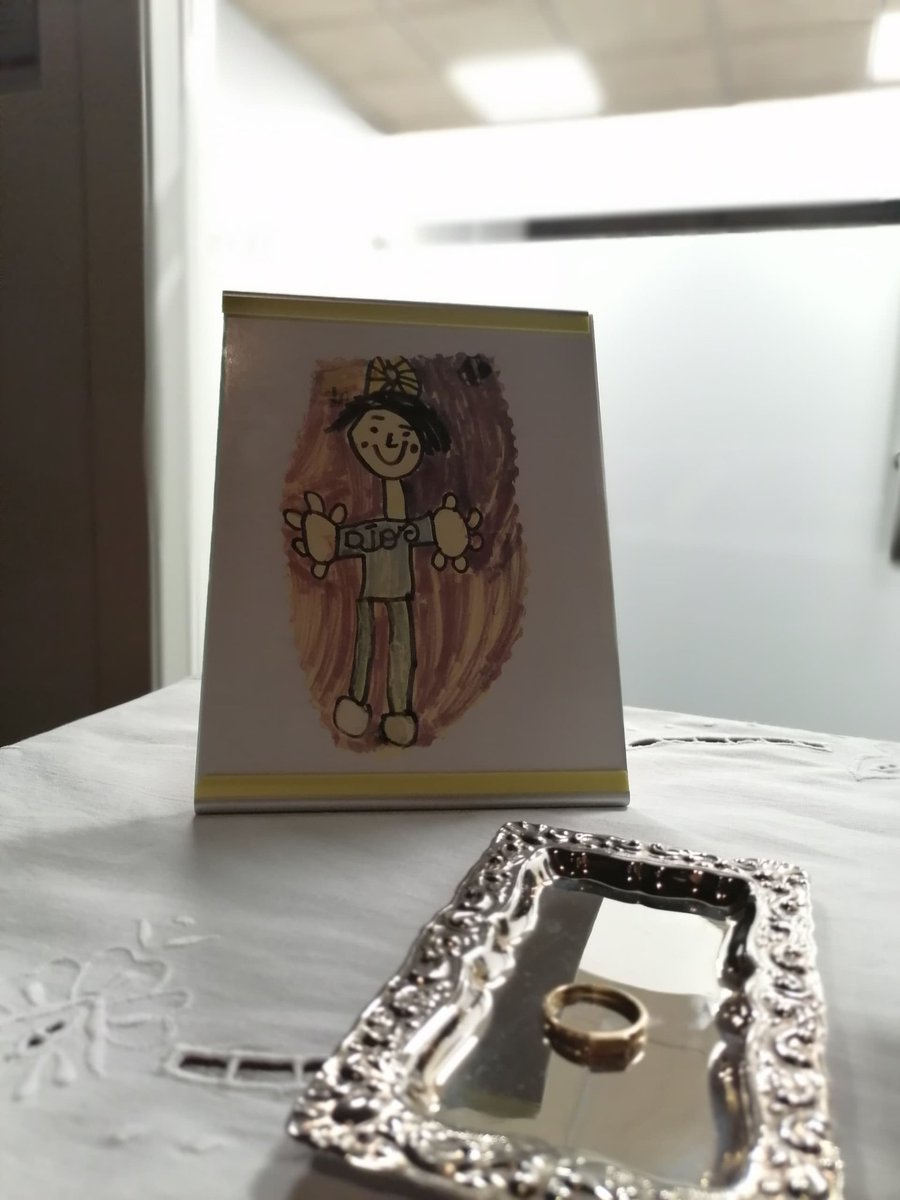 hijasdejesus_es's tweet photo. @Faidwen33 @hijasdjesus @dominicos_es ¿Cuáles son las ofrendas?
📌Dibujo de Dios, hecho por una sobrina hace muchos años
📌Estetoscopio, tan característico de la vocación de Esther
📌Mapa del mundo, la universalidad de las @hijasdjesus 
📌Anillo, signo de la alianza de Dios con Esther
📌Pan y vino #VotosEstherFI https://t.co/ynRDiyq1C3