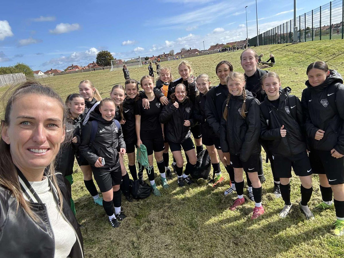 Our U14s met @Lionesses royalty at their game today! 🦁 Great to see you, @JillScottJS8!