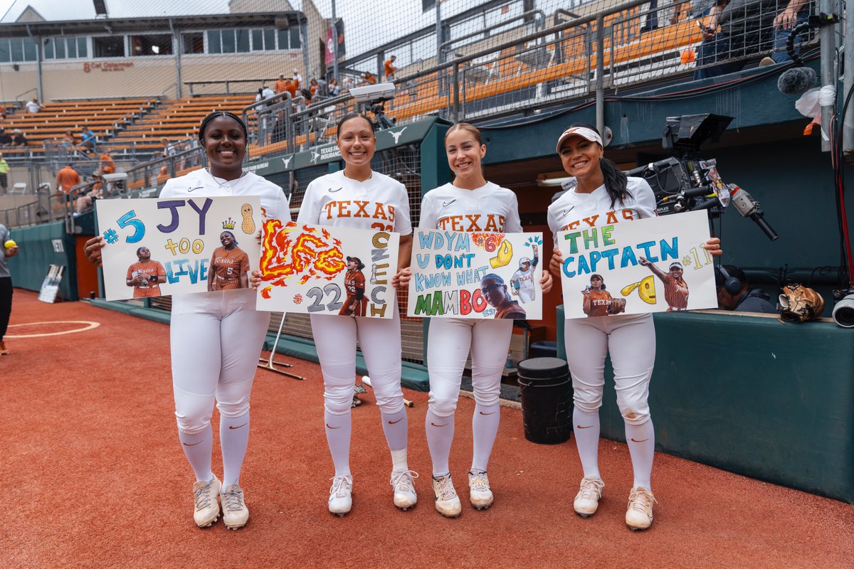 thank you, seniors 🥹

#HookEm | @TexasLonghorns