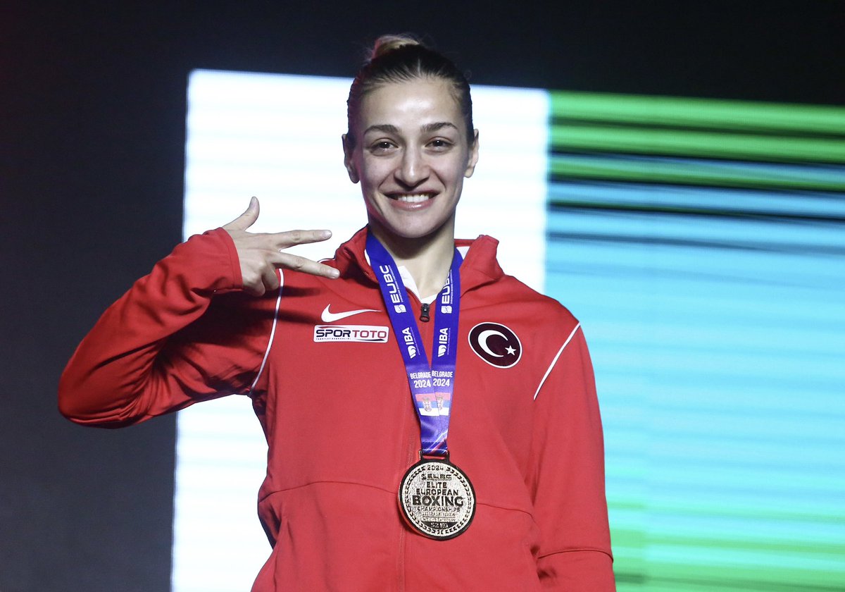 3. Kez üst üste Avrupa’nın zirvesindeyiz.🥇
Tokyo’dan Paris’e Namağlup ilerliyoruz🥹
Destekleyen herkese sonsuz teşekkürler.
Daha büyüğü yaklaşıyor, hissediyorum💙