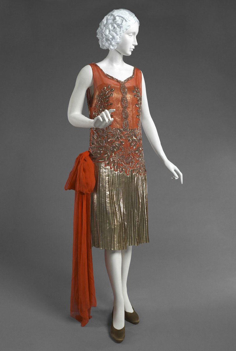 If your evening consists of a rollicking party complete with music & dancing & a general knees up then hurrah! If it is more in the vein of a cosy film, wrapped in a blanket then also hurrah! Either way this mid #1920s evening dress is a lovely accompaniment @philamuseum