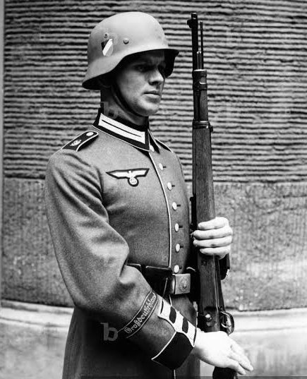 'Großdeutschland'
Panzergrenadier Tümeni 

Wehrmacht'ın Waffen SS ile birlikte en seçkin 2 tümeninden biriydi. 1936'da özel emirle Alman ordusunun en seçkin ve mükemmel aryan örneği askerler toplanarak kuruldu. Mükemmel eğitimi, kusursuz disiplini ve savaş yeteneğiyle parladı.⚔