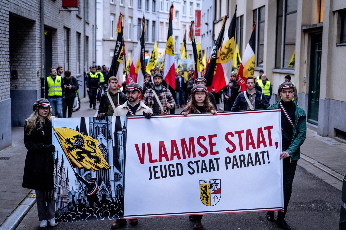 Strijdbaar voor Vlaanderen en voor ons volk betoogde de NSV! donderdag door de straten van Antwerpen voor Vlaamse onafhankelijkheid! Honderden nationalisten, waaronder kameraden van nationalistische organisaties uit heel Europa kwamen, wandelden met ons mee! ⚫️⚪️🔴

Het werd een