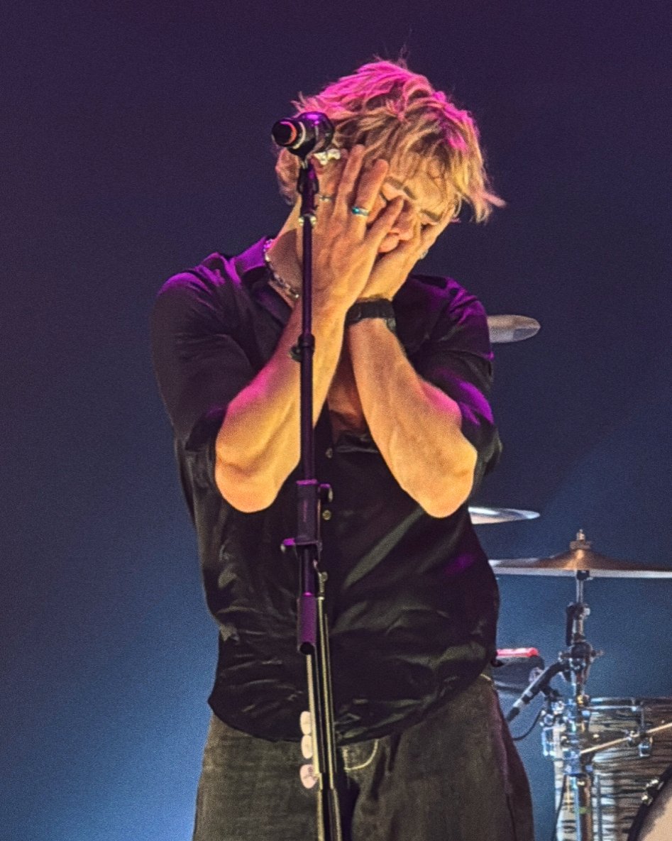 📸 Ross Lynch on stage at @thedriverera's show last night in Port Chester, New York.